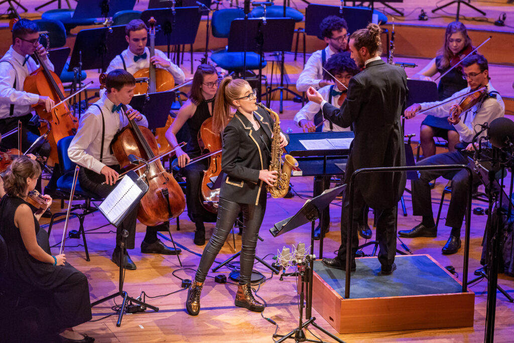 Jess Gillam Saxophon, ZJSO and Swiss conductor Joseph Sieber